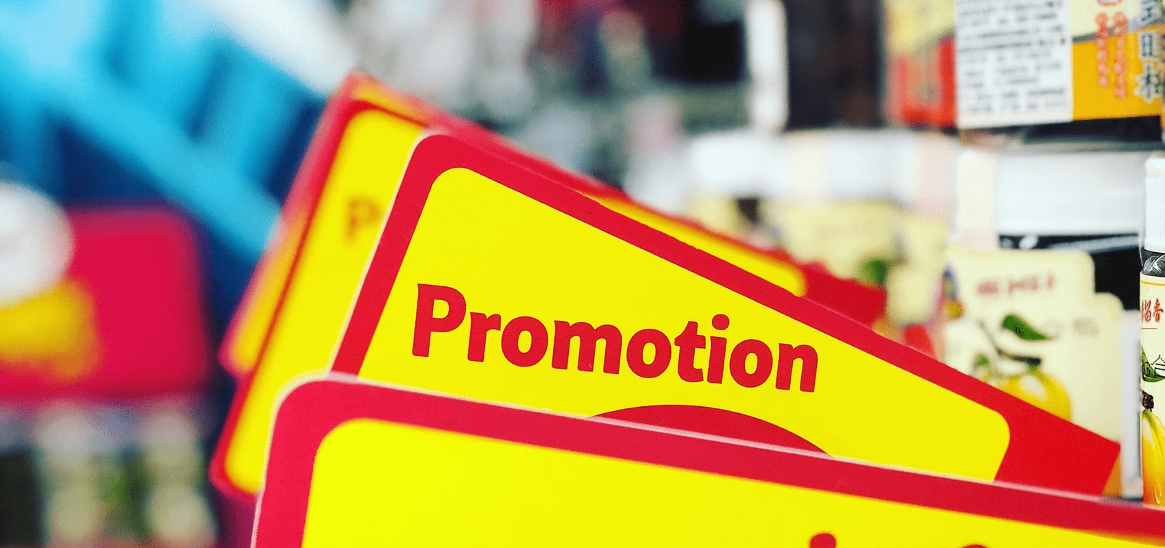Placas amarelas com bordas vermelhas escrito Promotion