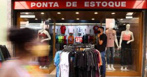 Vitrine de uma loja de roupas chamada Ponta de Estoque